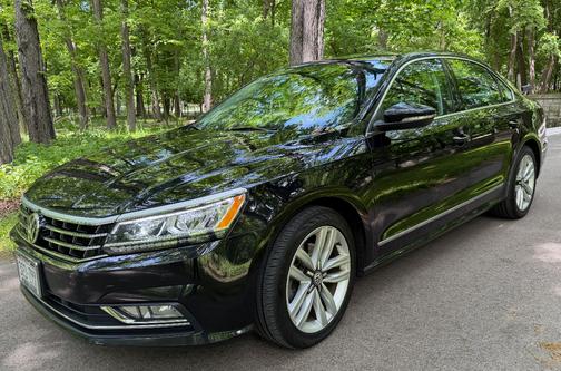 Black 2017 Volkswagen Passat 1.8T SE w/Technology