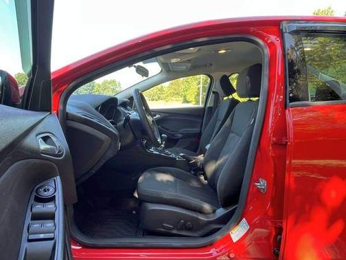 Red 2016 Ford Focus SE