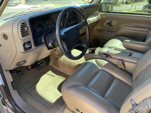 Beige 1997 GMC Suburban 1500