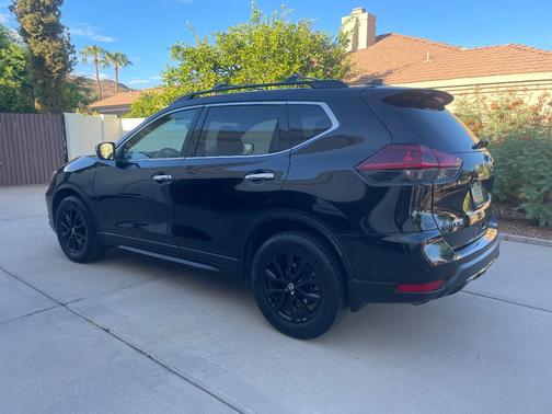 Black 2018 Nissan Rogue SV