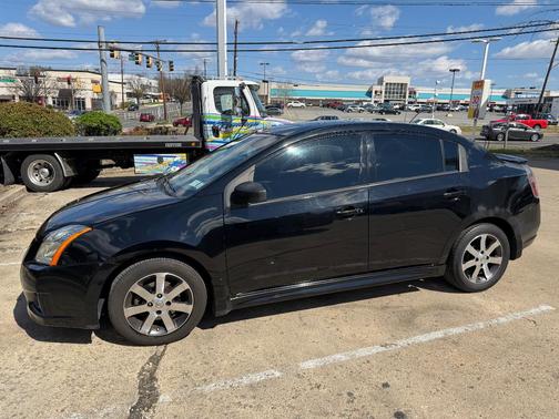 Black 2011 Nissan Sentra 2.0 SR