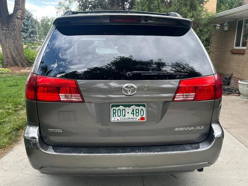 Gray 2005 Toyota Sienna XLE