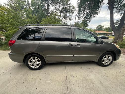Gray 2005 Toyota Sienna XLE