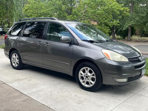 Gray 2005 Toyota Sienna XLE