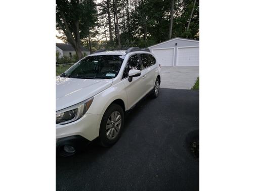 White 2019 Subaru Outback 2.5i Premium