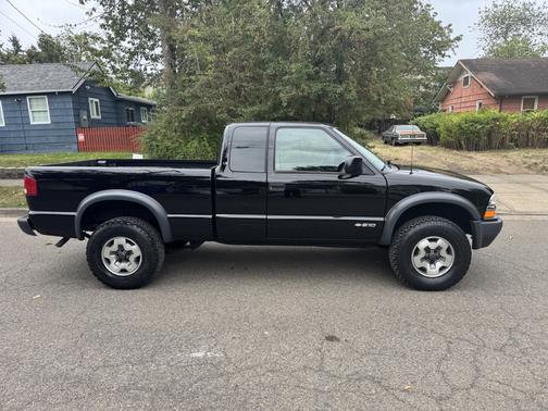 2000 Chevrolet S-10 LS Extended Cab