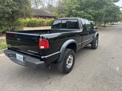 2000 Chevrolet S-10 LS Extended Cab