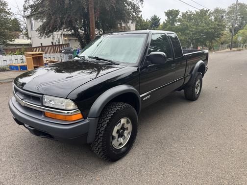 2000 Chevrolet S-10 LS Extended Cab