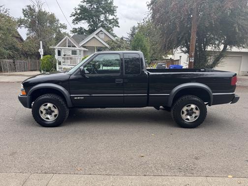 2000 Chevrolet S-10 LS Extended Cab
