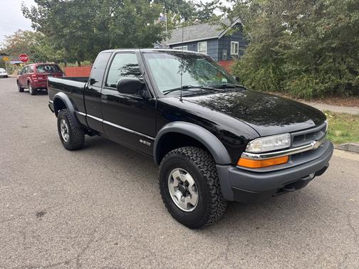 2000 Chevrolet S-10 LS Extended Cab
