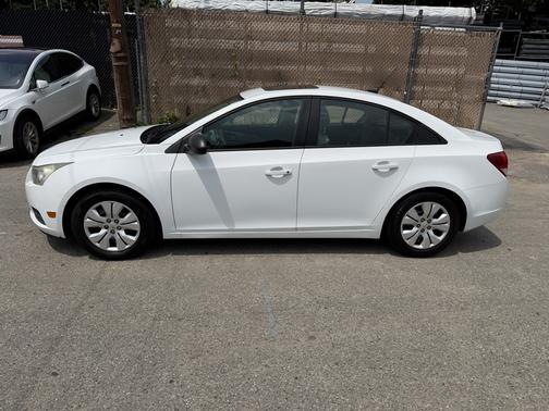 White 2014 Chevrolet Cruze LS