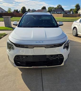 White 2023 Kia Niro EV Wave