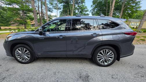 Gray 2021 Toyota Highlander Hybrid Platinum