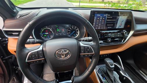 Gray 2021 Toyota Highlander Hybrid Platinum