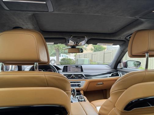 Brown 2018 BMW 750 i