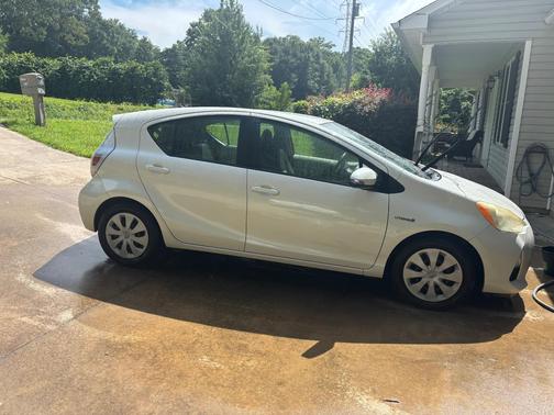 White 2013 Toyota Prius c Two