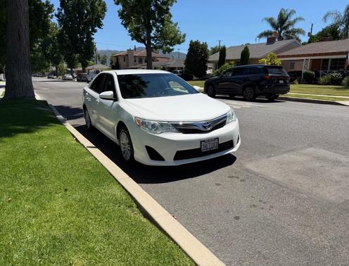 White 2014 Toyota Camry LE