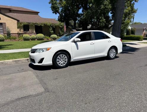 White 2014 Toyota Camry LE