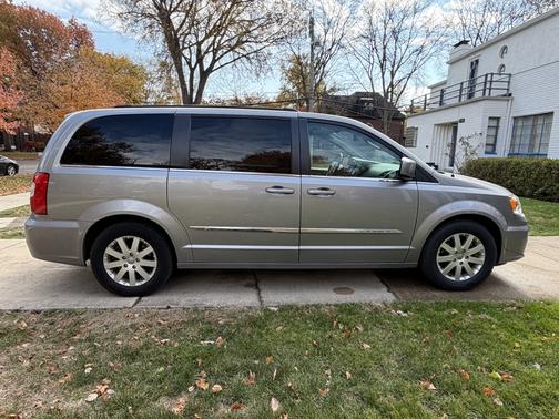 2016 Chrysler Town & Country Touring