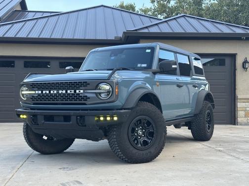 Blue 2022 Ford Bronco Badlands Advanced
