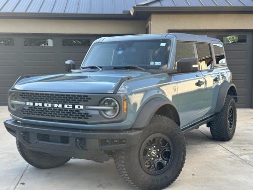 Blue 2022 Ford Bronco Badlands Advanced