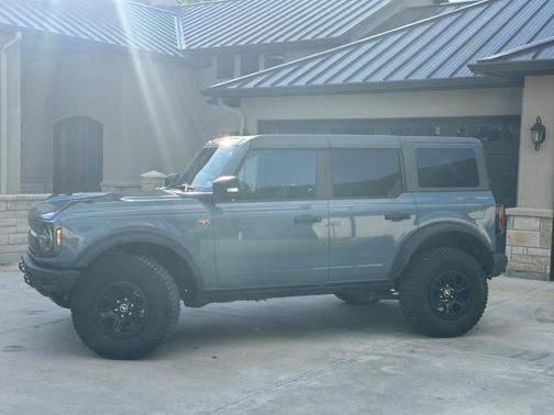 Blue 2022 Ford Bronco Badlands Advanced