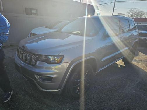 Silver 2017 Jeep Grand Cherokee Altitude