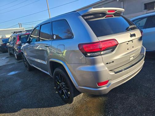 Silver 2017 Jeep Grand Cherokee Altitude