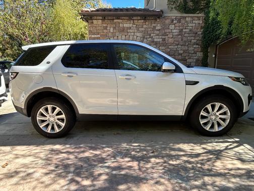 White 2017 Land Rover Discovery Sport SE