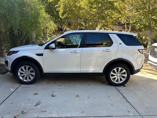 White 2017 Land Rover Discovery Sport SE