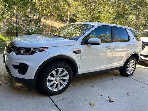 White 2017 Land Rover Discovery Sport SE