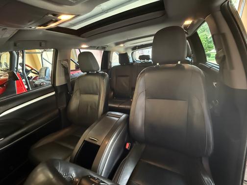 Black 2015 Toyota Highlander XLE