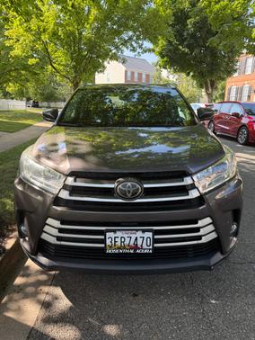 Gray 2017 Toyota Highlander XLE
