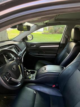 Gray 2017 Toyota Highlander XLE