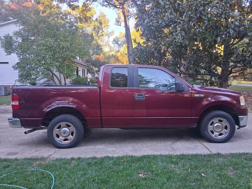 Red 2006 Ford F-150 XLT SuperCab