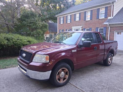 Red 2006 Ford F-150 XLT SuperCab