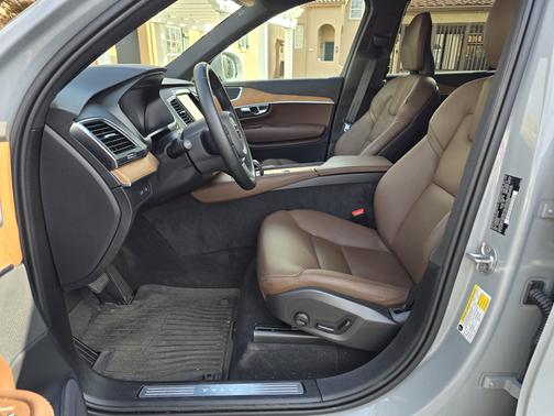 2025 Volvo XC90 Plug-In Hybrid T8 AWD Core 7-Seater