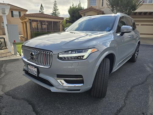 2025 Volvo XC90 Plug-In Hybrid T8 AWD Core 7-Seater