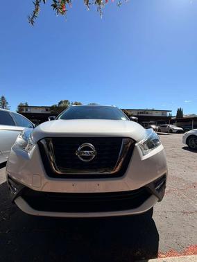 White 2019 Nissan Kicks SR