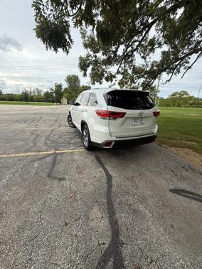 White 2019 Toyota Highlander Limited Platinum
