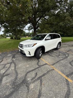 White 2019 Toyota Highlander Limited Platinum