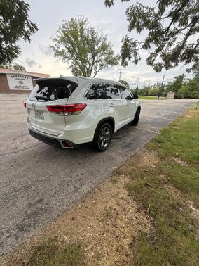 White 2019 Toyota Highlander Limited Platinum