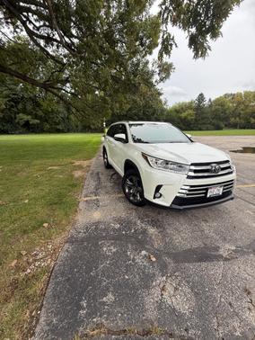 White 2019 Toyota Highlander Limited Platinum