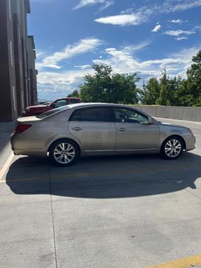 Gold 2009 Toyota Avalon XLS