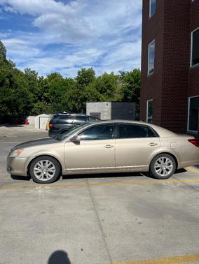 Gold 2009 Toyota Avalon XLS