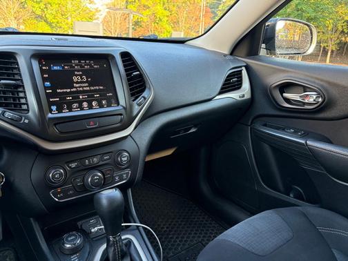 Black 2016 Jeep Cherokee Latitude