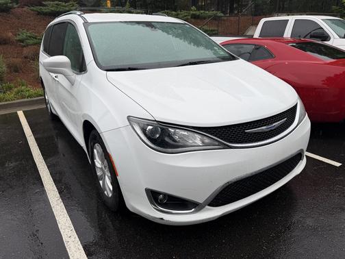 White 2019 Chrysler Pacifica Touring L