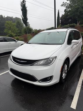 White 2019 Chrysler Pacifica Touring L