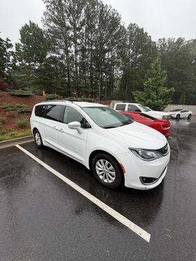 White 2019 Chrysler Pacifica Touring L