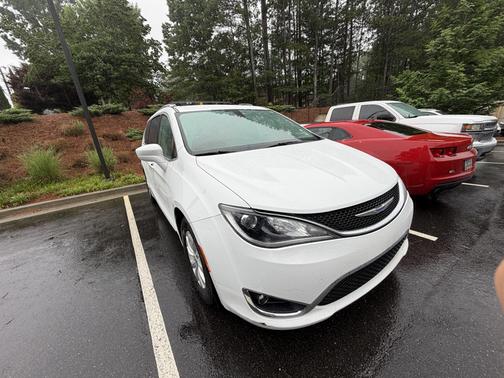 White 2019 Chrysler Pacifica Touring L